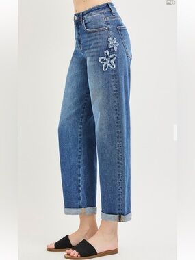 43 ❤️RISEN SLOUCHY CROPPED BARREL JEANS WITH FLOWER PATCH DETAILS